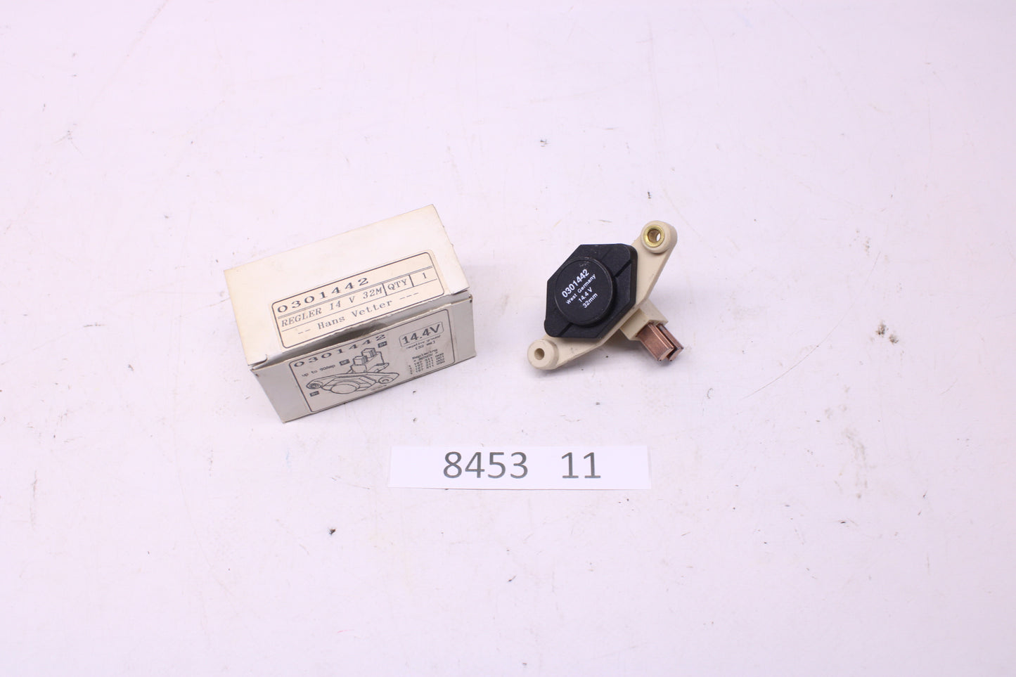 Mercedes (73-93) Voltage Regulater Internal Type (long brush)
